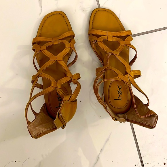 b.o.c. size 6 yellow/tan geometric pattern sandal - Picture 2 of 3